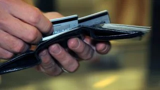 Blíží se konec fungování oblíbených platebních karet. Banka vám ale nic neřekne. Prostě s ní ze dne na den nezaplatíte