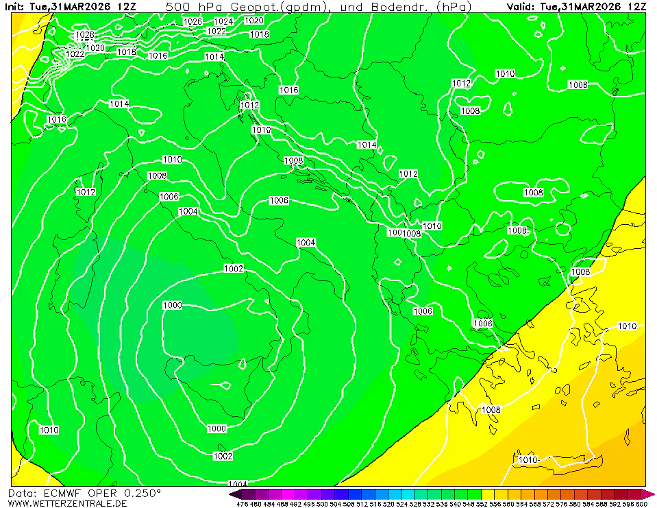 Synoptická situace nad Itálií a Balkánem charakteristická tlakovou níží nad Sicílií, která určuje zdejší počasí - větrno, deštivo, na horách se sněžením, ve vnitrozemí i v nížinách