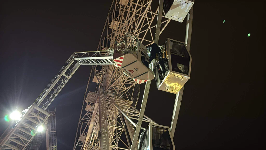 Lidé uvízli na ruském kole v Olomouci, sundat je museli hasiči. Foto: HZS