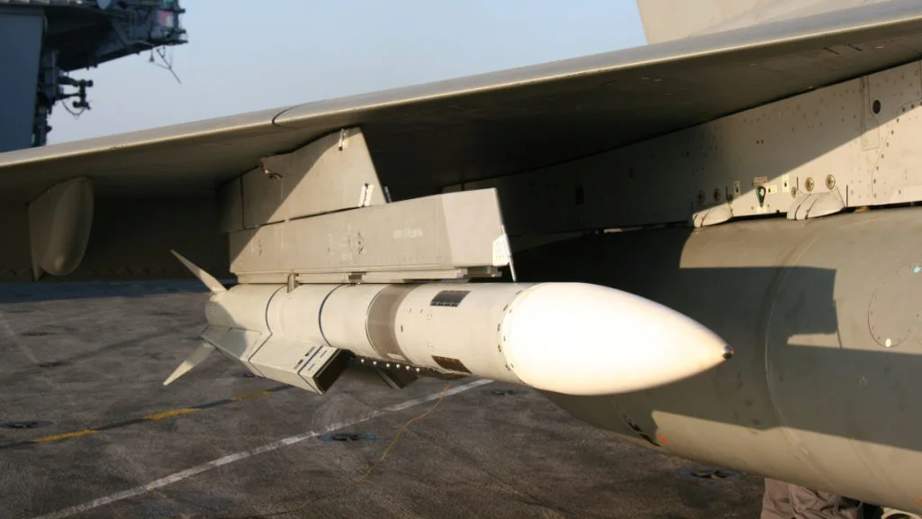 Meteor umístěný pod křídlem letadla