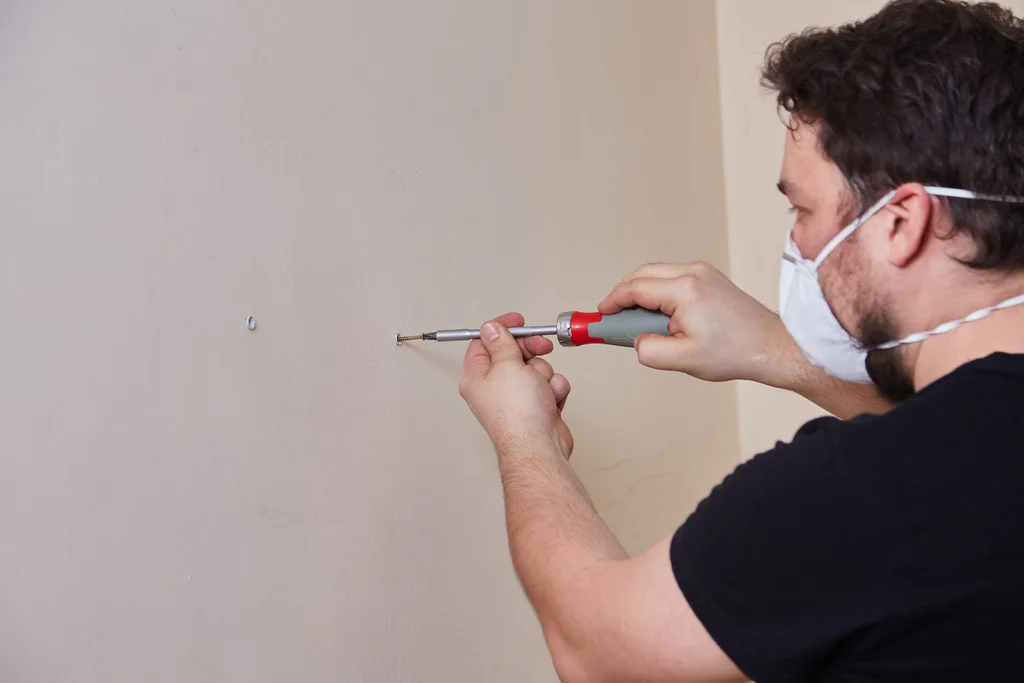 Chyby v domácím kutilství mohou mít za následek nejen nepořádek nebo rozbitý nábytek, ale také škody na lidském zdraví.