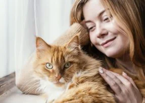 žena s kočkou