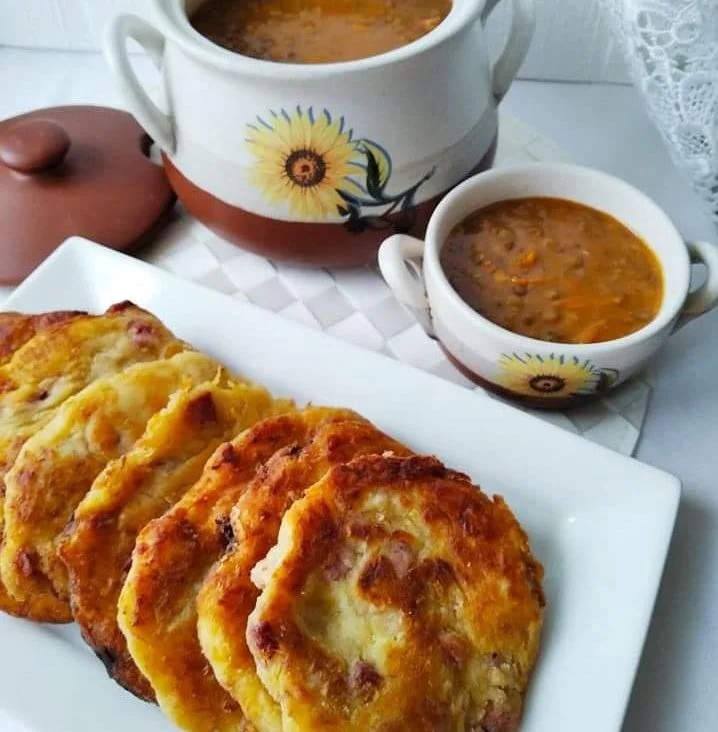 Obrázek receptu na bramborové placky se zelím a uzeným.