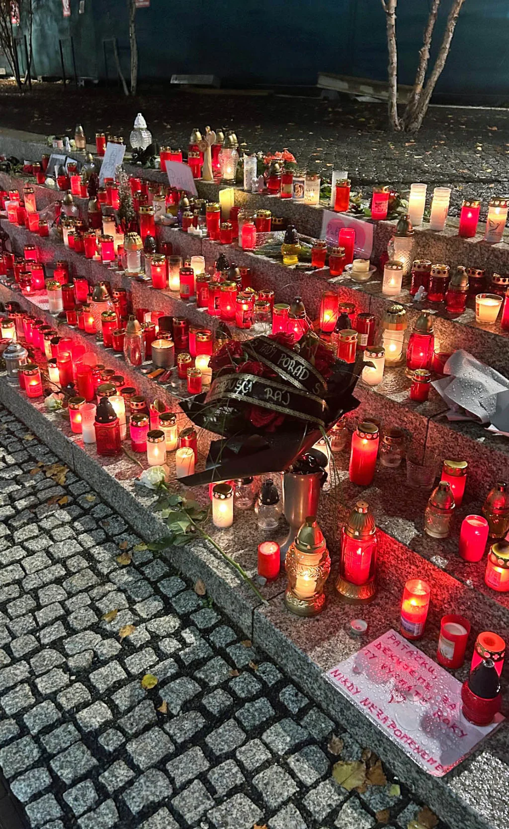 Na schodech před rádiem hoří svíčky. Foto. IG