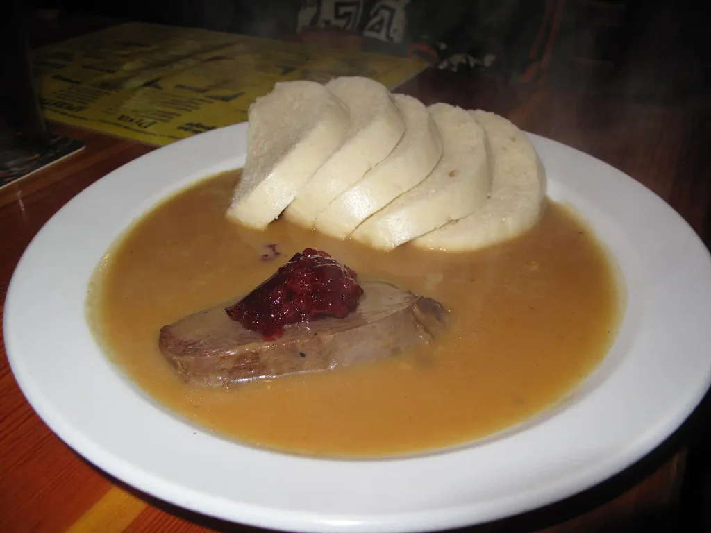 Národní poklad - svíčková s houskovým knedlíkem. 