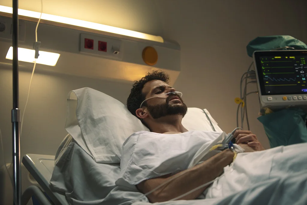 muž na nemocničním lůžku