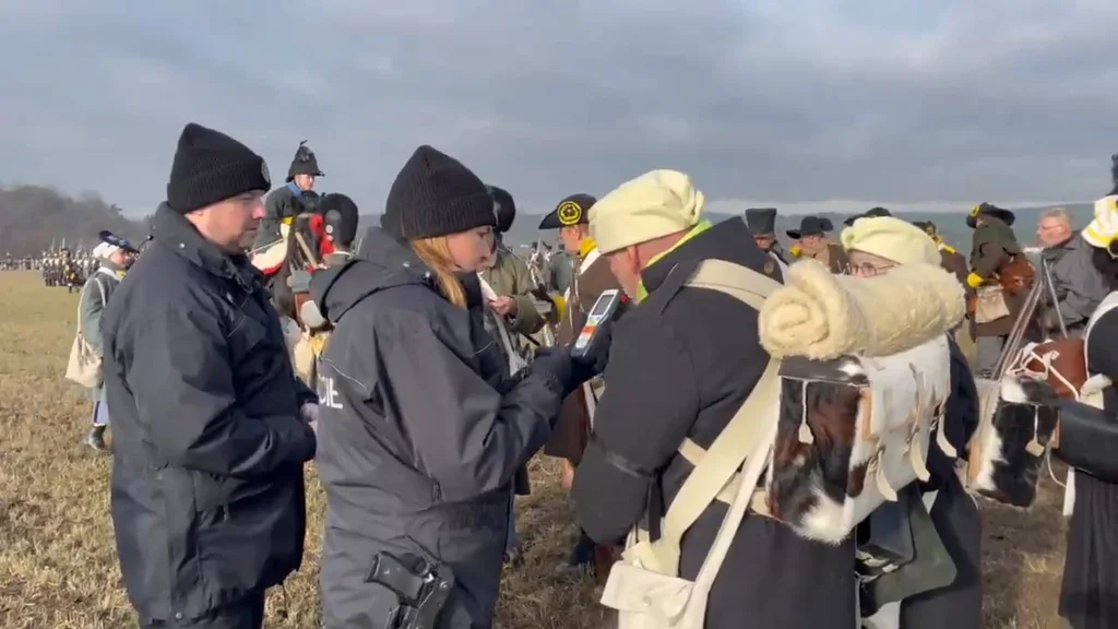 VIDEO: Policisté kontrolují i účinkující bitvy u Slavkova. Zdroj: PČR