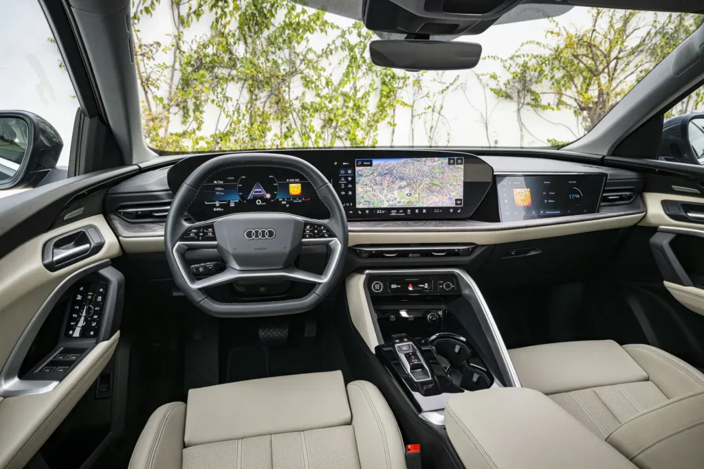 Interiér Audi Q5 s digitálním kokpitem a dotykovým displejem