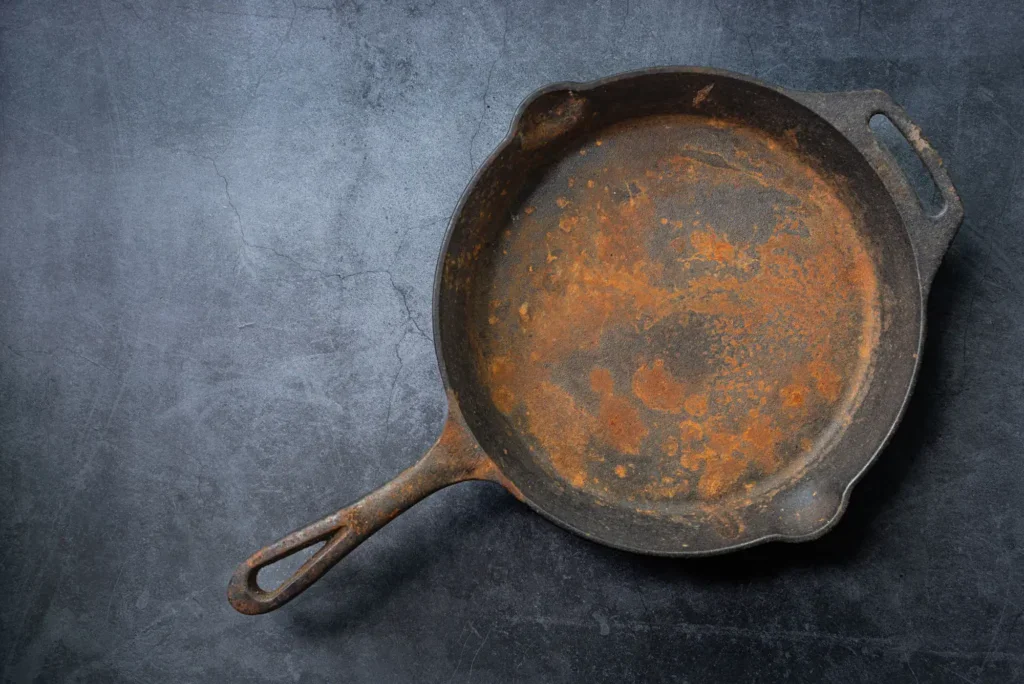 Stejně jako pánve litinové i ty ocelové se špatnou péčí reznou. 