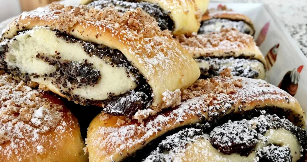 Obrázek receptu na Makový kynutý závin z máslového těsta, krájený před pečením