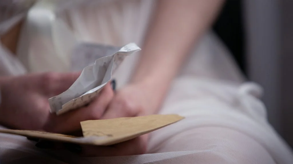 Ženské ruce drží dopis