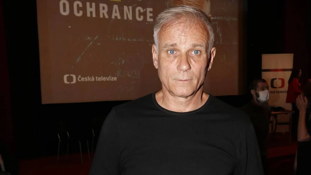 Kdysi idol žen, dnes vzorný manžel, který stárne s grácií