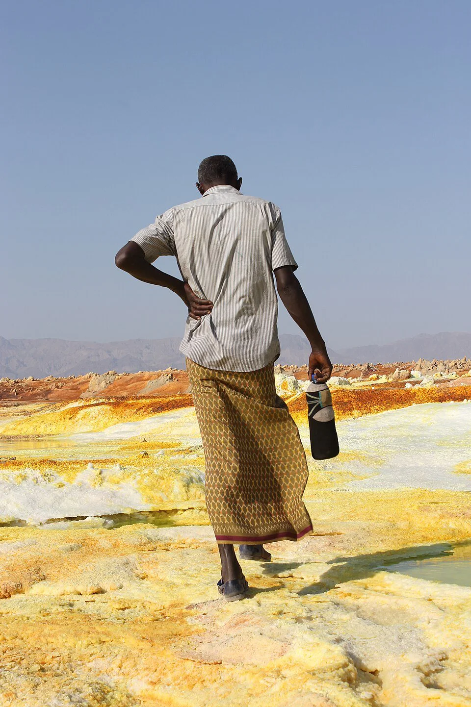 Ethiopia_Dallol_GuideStanding