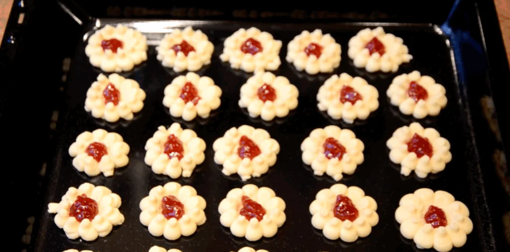 Obrázek k receptu na křehké linecké kytičky