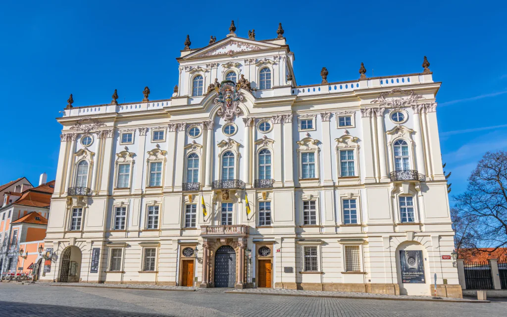Palác, kde žil Dominik Duka, běžní lidé neuvidí. Doma měl přísný pořádek a výhled až na Hrad.