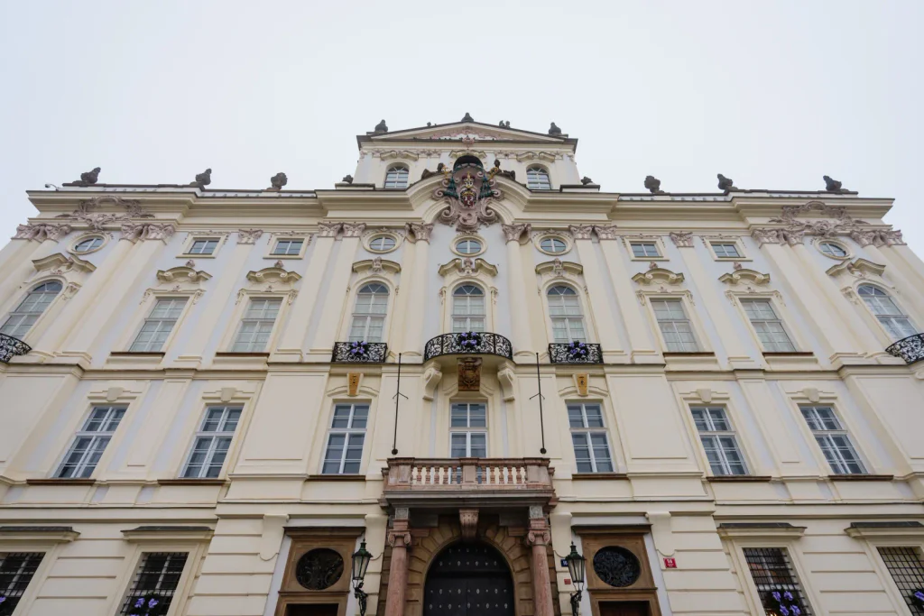 Dominik Duka žil v prostoru mimo dosah veřejnosti. Jeho domov spojoval přísný pořádek a výhled na Hrad.