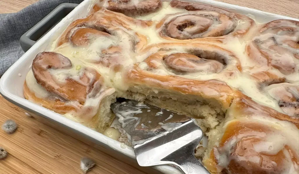 Hlavní obrázek receptu Skořicoví šneci s krémovou polevou