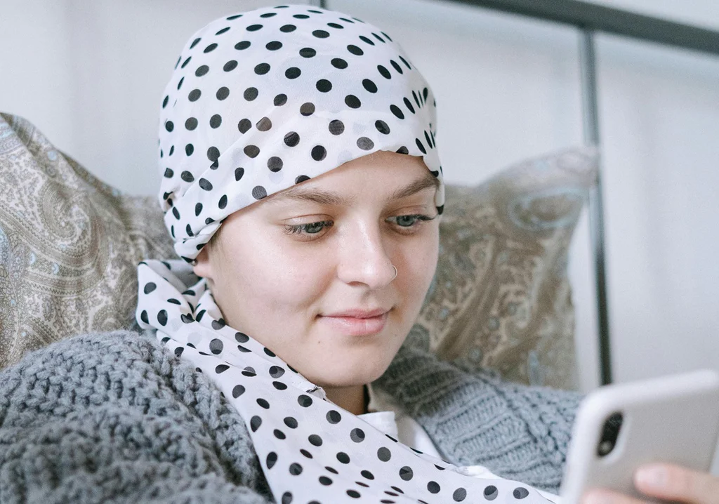 Fotografie nemocné ženy s úsměvem