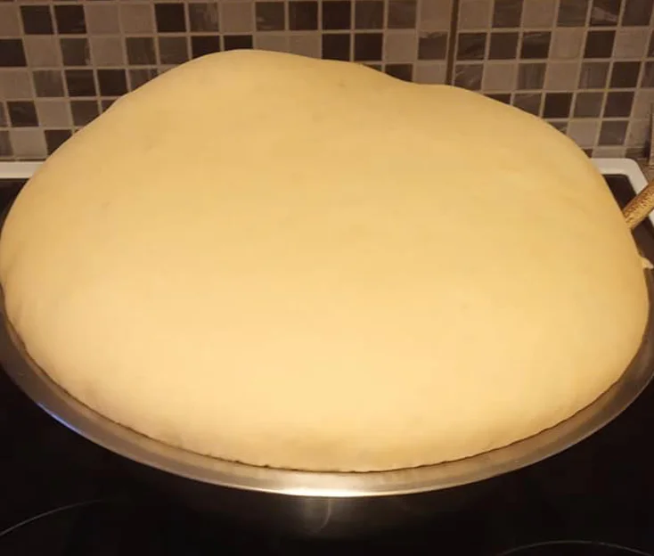 Těsto necháme vykynout do zdvojnásobení objemu.