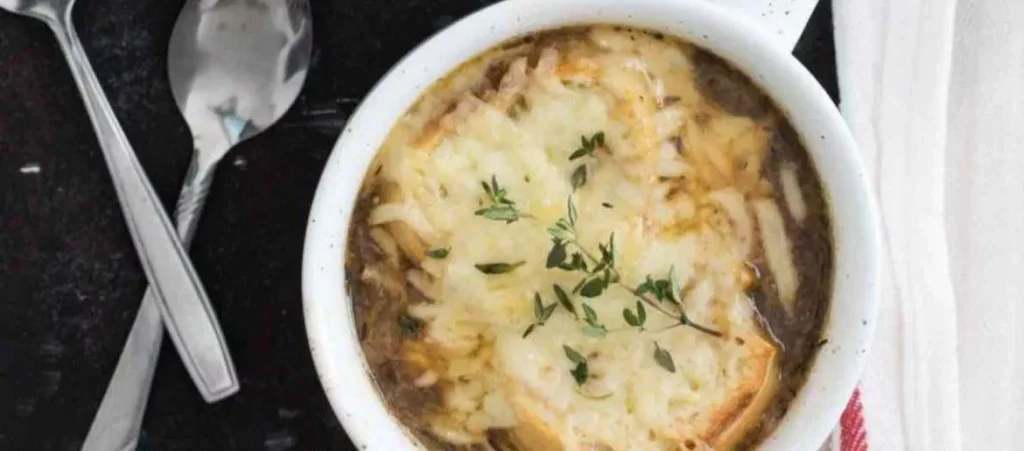 Obrázek na francouzskou cibulovou polévku s nastrouhaným sýrem.