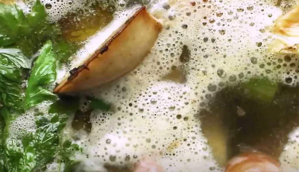 Silný hovězí vývar, pomalu tažený - fotka přípravy vývaru