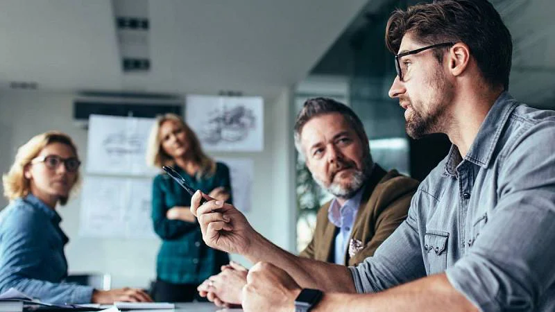 Obchodní lidé diskutují o novém projektu.