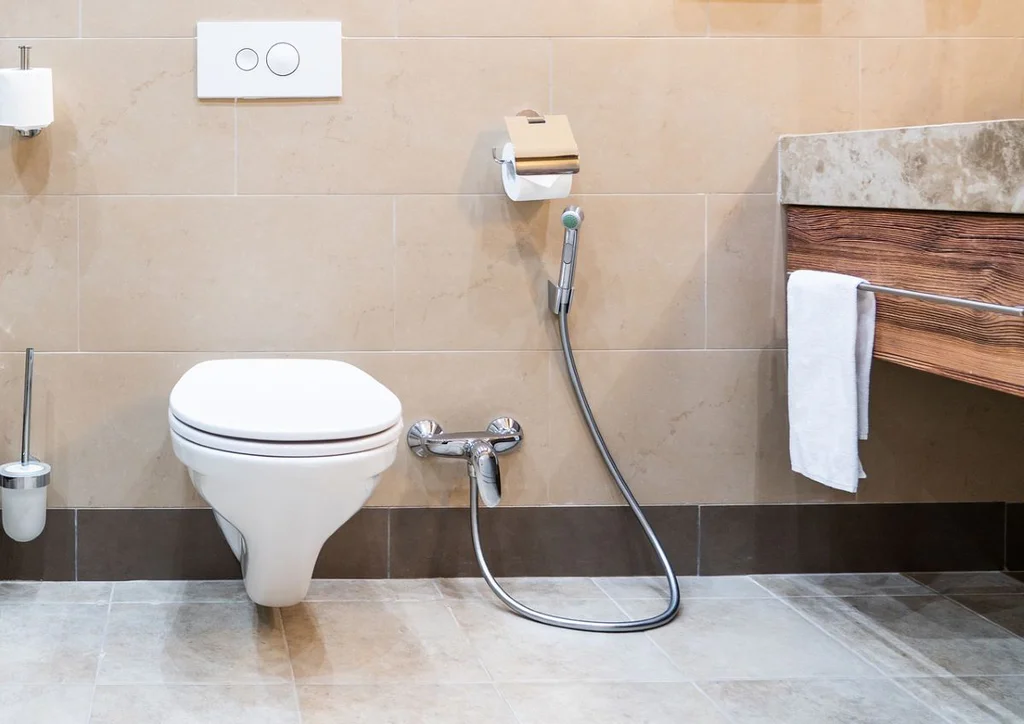 Skvrny v záchodové míse vyčistíte octem