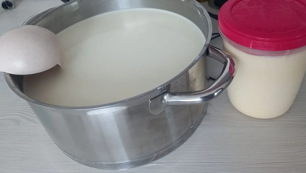 Obrázek receptu na Domácí máslíčko z pořádné smetany a postačí vám chléb a sůl