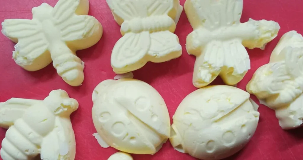 Obrázek receptu na Domácí máslíčko z pořádné smetany a postačí vám chléb a sůl