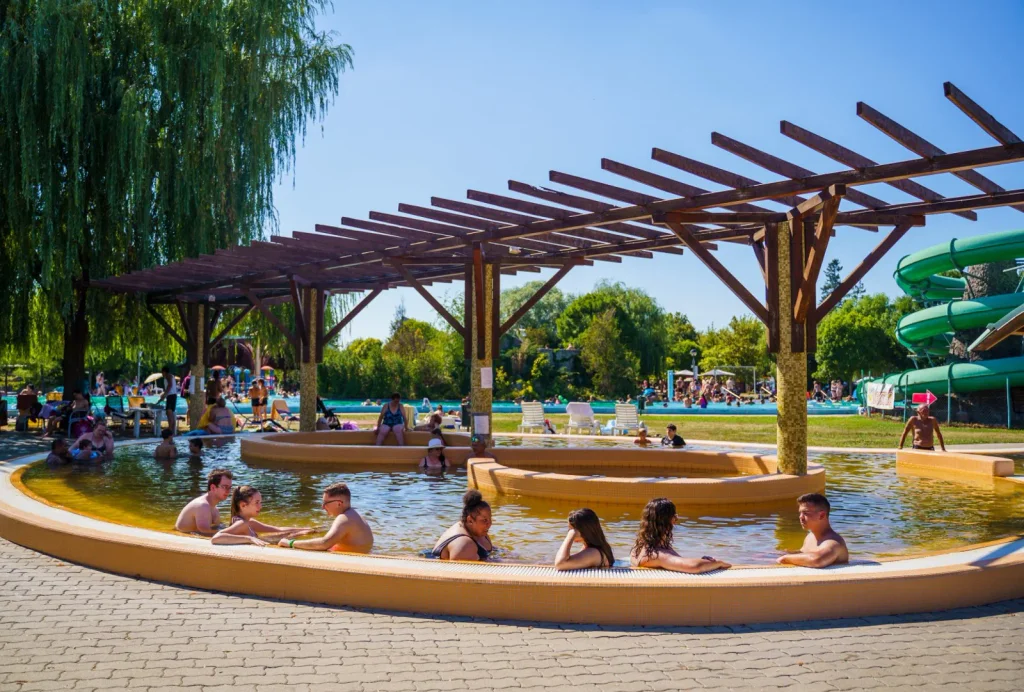 Neuvěřitelně levné lázně pro české seniory. V Maďarsku zaplatí jen 103 korun a mají přístup i k masážím.