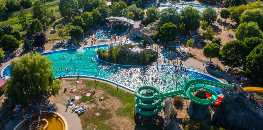 Tohle se jen tak nevidí. Maďarské termály stojí seniory 103 korun a čeká je wellness, bazény i masáže.