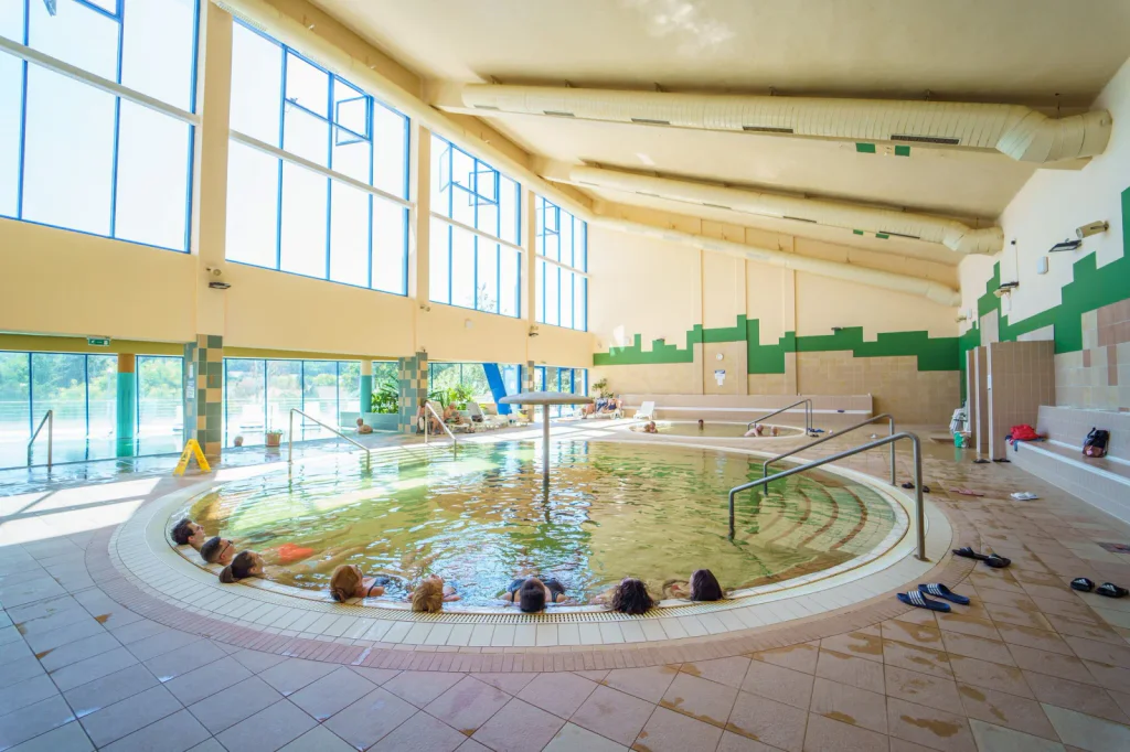 Maďarsko láká důchodce cenou, které se u nás nevyrovnáme. Termály za 103 korun a k tomu sauna i tři bazény.