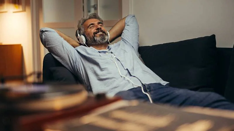 muž, který si vychutnává hudbu