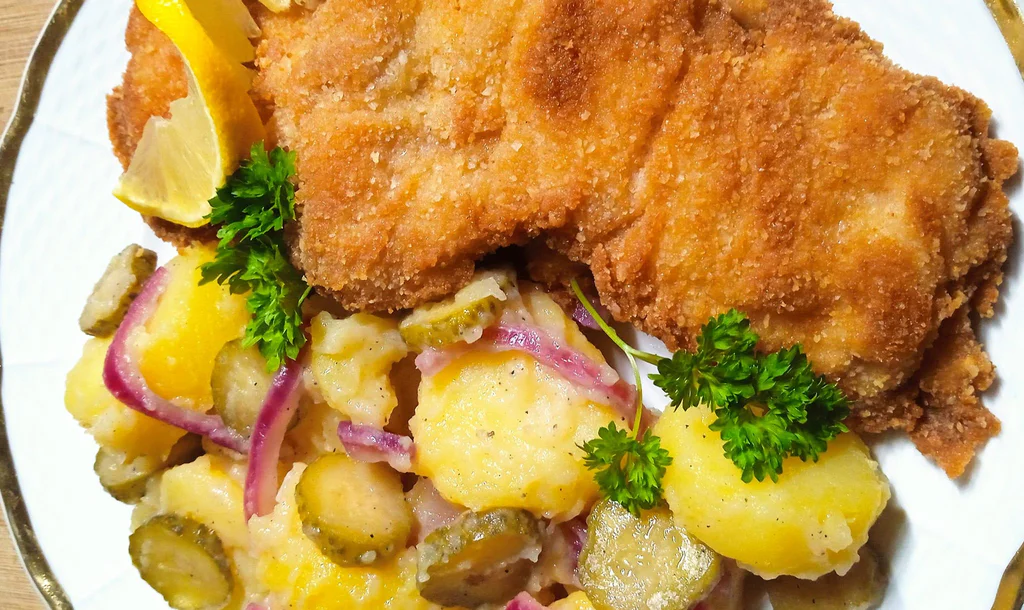 Kuřecí stehenní řízky s odlehčeným bramborovým salátem