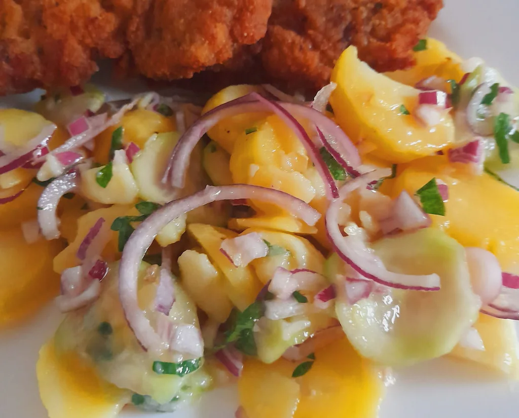 Berlínský bramborový salát s řízkem z krkovice