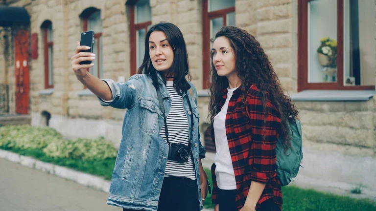 Ženy při focení selfie