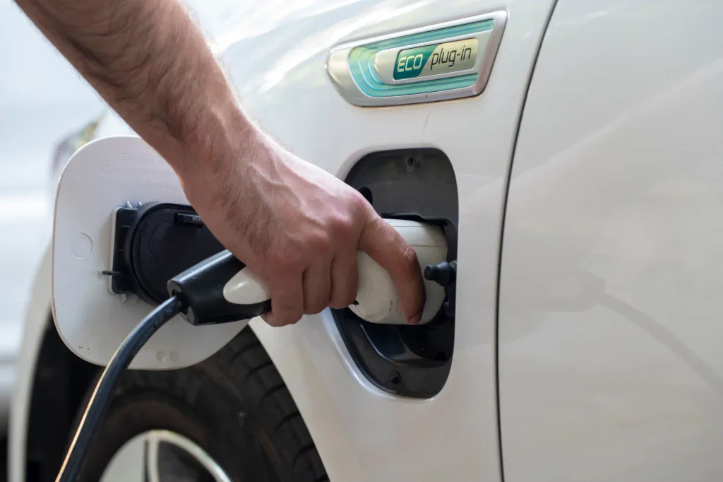 Plug-in hybridy zaplatí za jízdu po dálnici nižší částku.