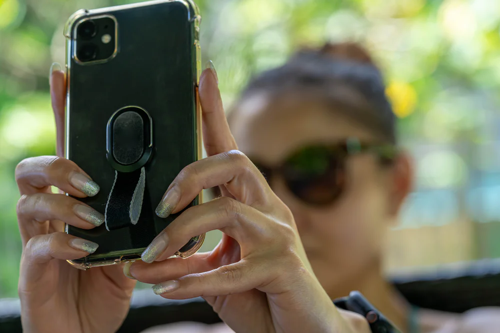 Žena natáčí na mobil