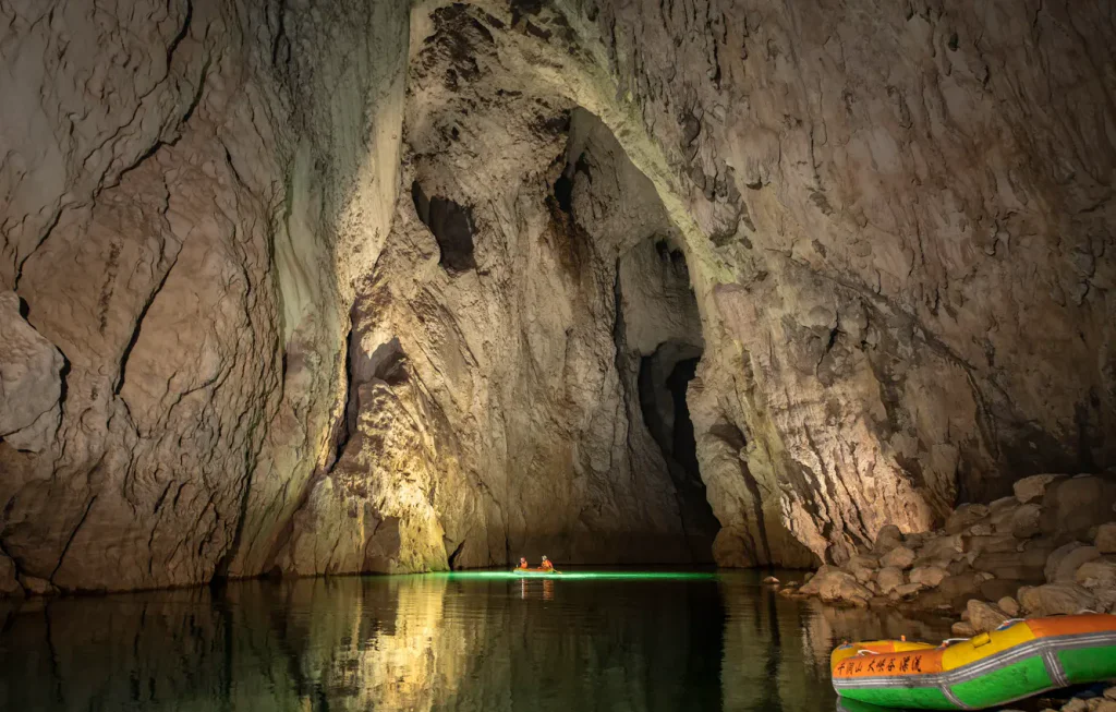 kitai-miao-room-skaly-kamni-peshchera-voda-lodki-liudi