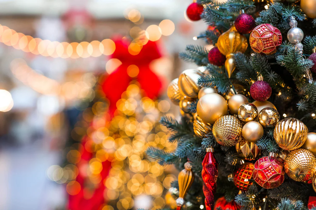 Některé vánoční stromky se opravdu pod náloží ozdob ohýbají.