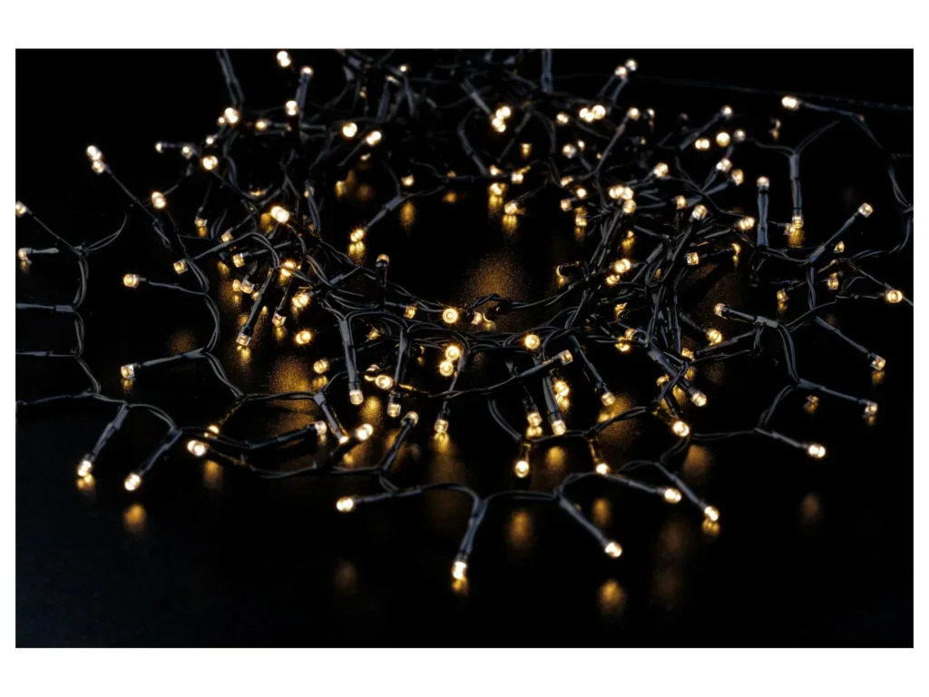 Vánoční světýlka vám mohou ušetřit mnoho práce aniž by vypadal interiér šizeně. 