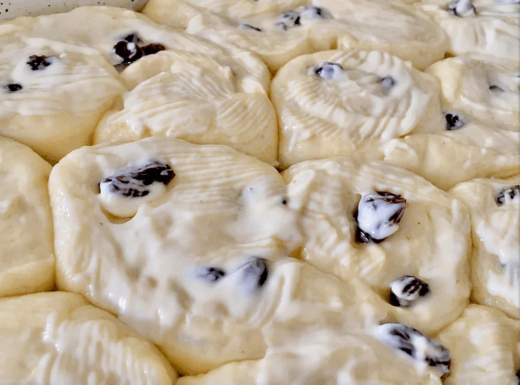 Placku stočíme do dvojitých šneků a necháme na plechu kynout.