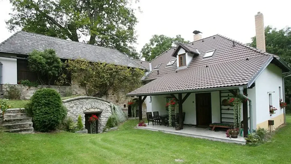 Návštěvníci zůstávají stát v šoku. Petra Janů žije v bývalé kapli a postel má přímo na místě oltáře.