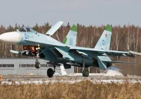 Letoun Su-27 při přistání