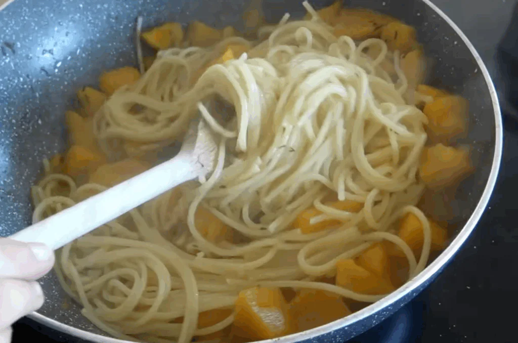 Obrázek k receptu na špagety s dýní a slaninou