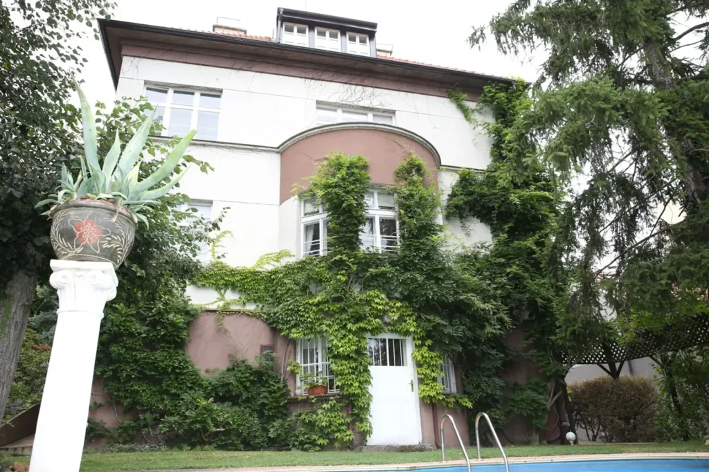 Luxus i nostalgie v jednom. Luděk Sobota otevřel dveře do svého domu, který připomíná zámek.