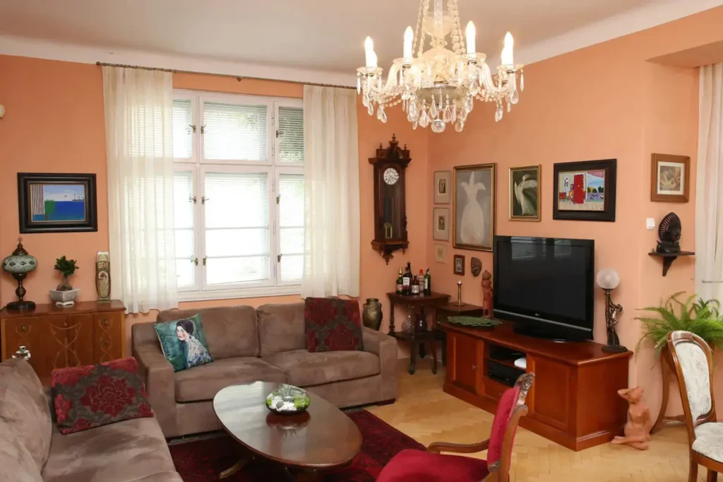 Nikdo by to nečekal: Luděk Sobota bydlí v prvorepublikové vile, která působí jako ze starých časů.