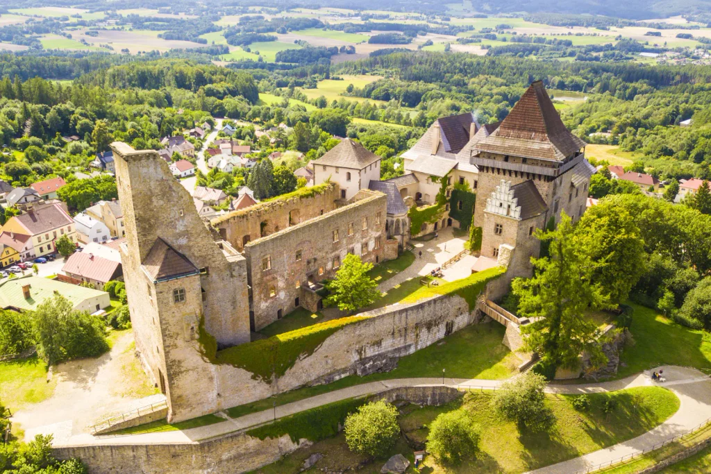 Zvenku obyčejný hrad, uvnitř šok. Lipnice nad Sázavou skrývá tajemství, které vyráží dech.