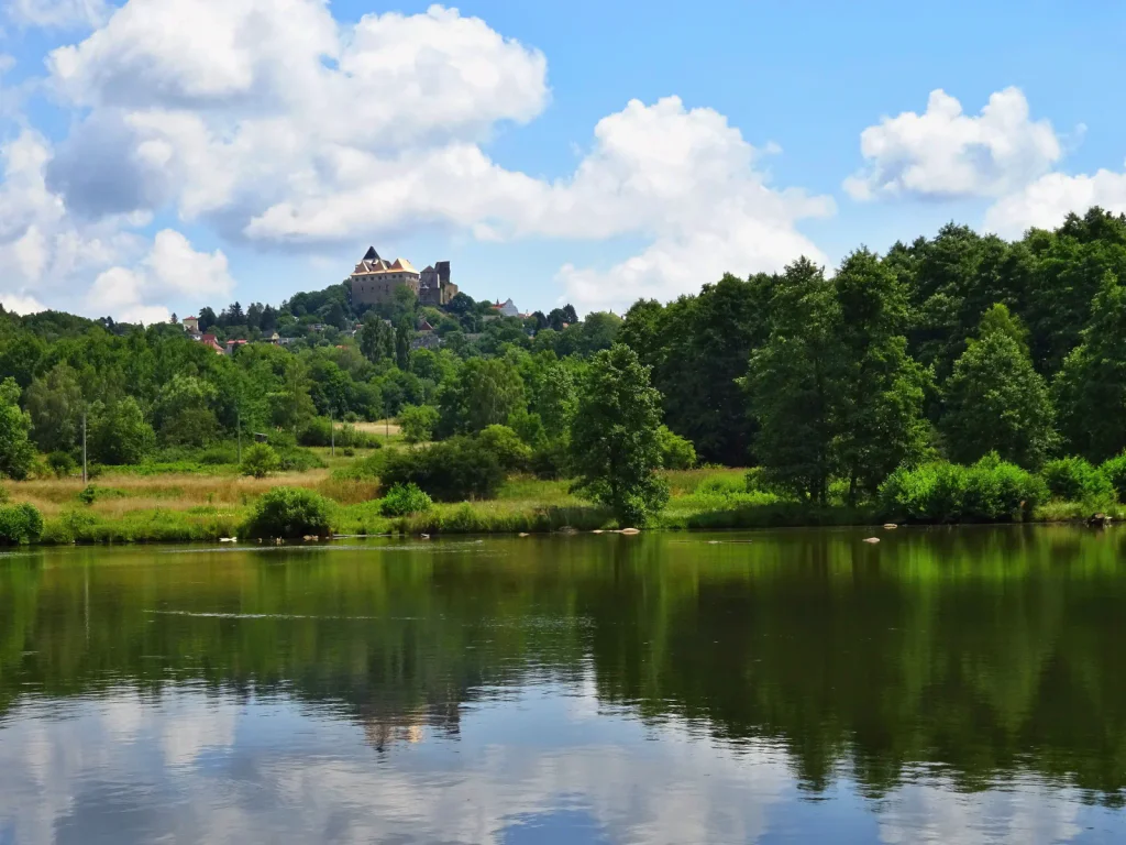 Tohle místo byste v Česku nečekali. Hrad Lipnice nad Sázavou působí jako z jiného světa.