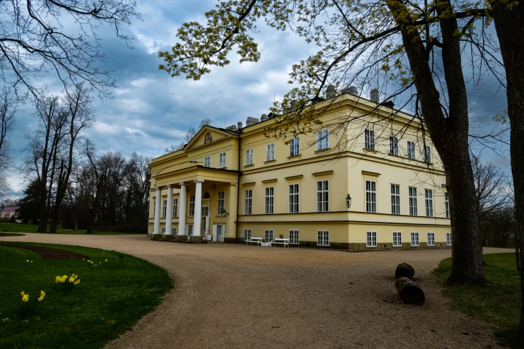 Stojí kousek od dálnice a turisté ho ignorují. Přitom je krásnější než slavné francouzské zámky.